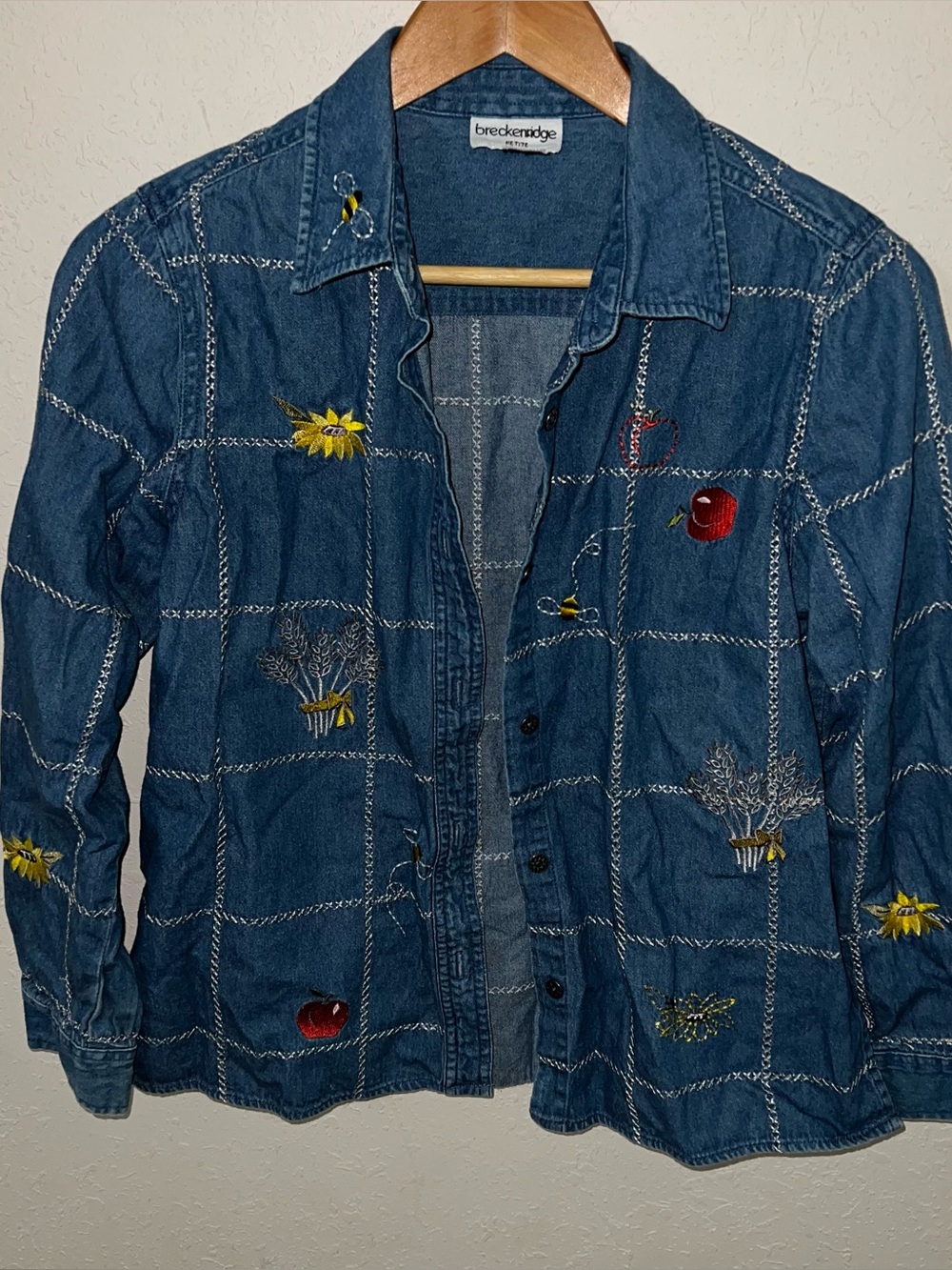 Breckenridge Denim embroidered Bees Apples Button Up Shirt Size Medium Petite.